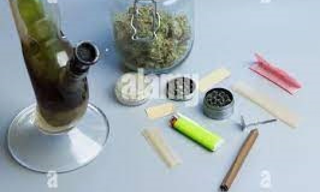 Different Cannabis Accessories and its packaging